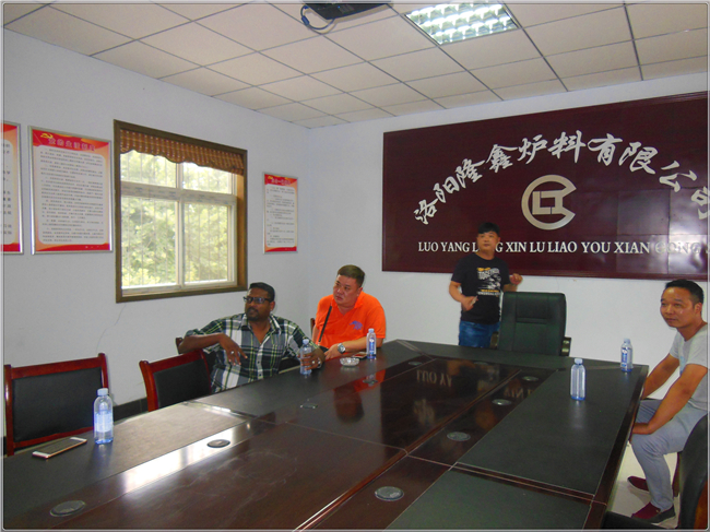 Indian and Malaysian businessmen visit Luoyang Longxin Furnace Material to negotiate cooperation